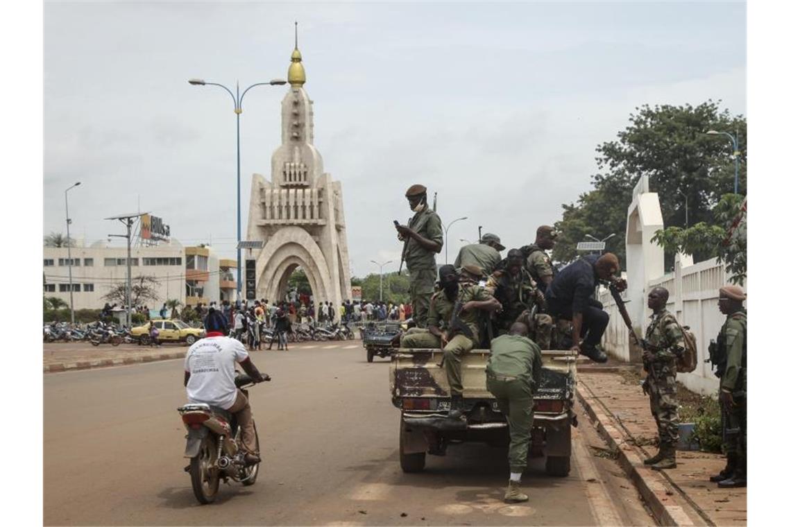 Sicherheitskräfte fahren Mitte August in einem Lastwagen durch die Hauptstadt Bamako - das Militär hatte Malis Präsidenten zum Rücktritt gezwungen. Foto: Baba Ahmed/AP/dpa