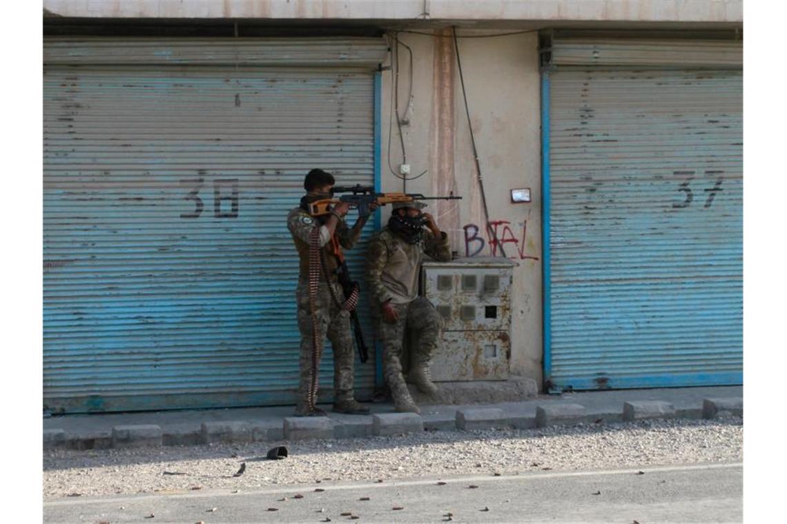 Kabul: USA verstärken Truppen an Flughafen Sicherheitskräfte feuern auf einer Straße in Herat auf Taliban-Kämpfer (Archivbild). Doch der Widerstand war vergebens - die wichtigsten Regierungseinrichtungen in der Stadt sind verloren. Foto: Hamed Sarfarazi/AP/dpa