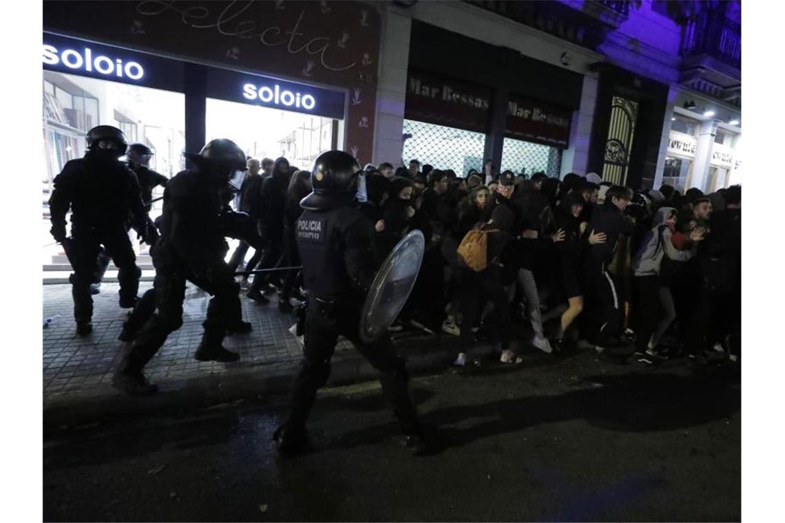 Fronten im Katalonien-Konflikt verhärten sich Sicherheitskräfte gehen gegen Demonstranten vor. Foto: Manu Fernandez/AP/dpa