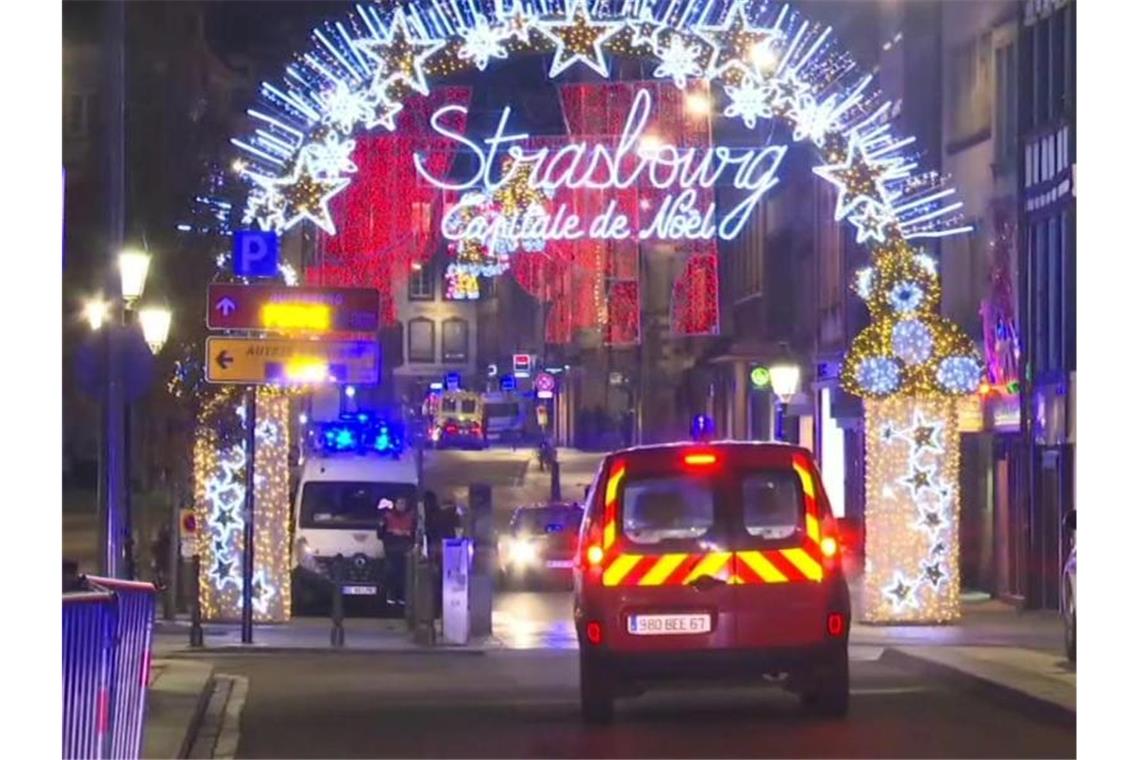 Sicherheitskräfte haben den Straßburger Weihnachtsmarkt nach dem Angriff abgeriegelt. Foto: aptn/AP