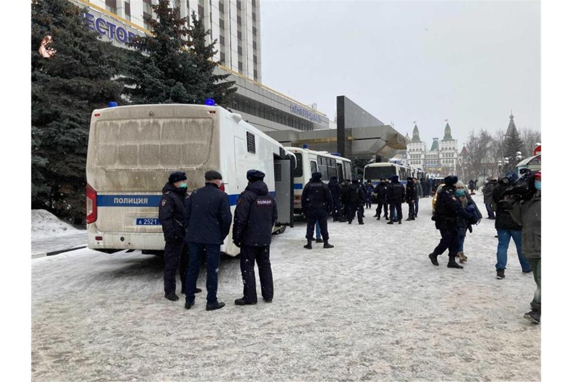 Massenfestnahmen bei Oppositionstreffen in Russland Sicherheitskräfte haben in Moskau eine Versammlung aufgelöst und zahlreiche Menschen festgenommen. Bei dem Forum sollten mehrere prominente Oppositionelle auftreten. Foto: Hannah Wagner/dpa