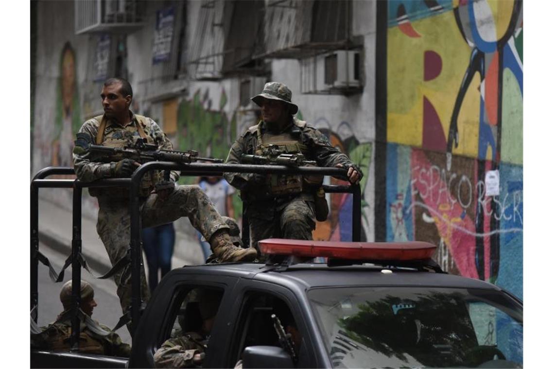 Brasiliens Polizei zieht Blutspur durch Favelas Sicherheitskräfte patrouillieren in der favela Babilonia. In keinem anderen Land der Welt kommen so viele Menschen bei Polizei-Einsätzen ums Leben wie in Brasilien. Foto: Fabio Teixeira/dpa