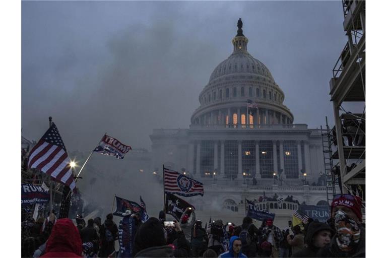 Sicherheitskräfte setzen Tränengas ein, nachdem Unterstützer von US-Präsident Trump das Kapitolgebäude gestürmt haben. Foto: Probal Rashid/ZUMA Wire/dpa