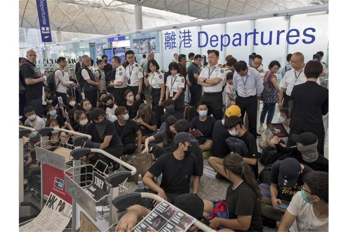 Heftige Zusammenstöße in Hongkongs Flughafen