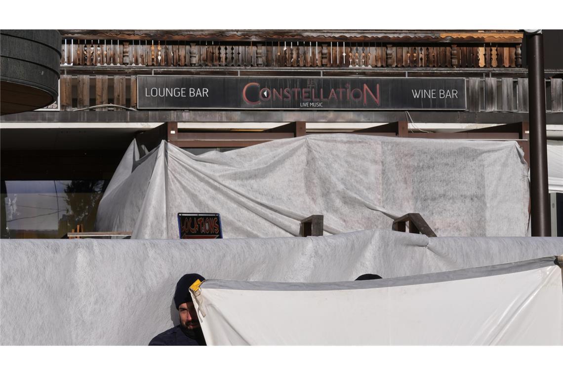 Sicherheitskräfte stehen vor der abgeriegelten Bar Le Constellation.