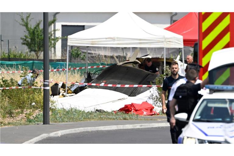 Sicherheitskräfte untersuchen das Wrack eines zivilen Flugzeugs.