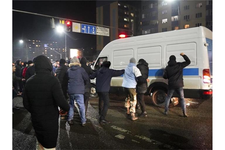 Sicherheitskräfte während einer sogenannten Antiterroroperation im Einsatz, um die Massenunruhen zu beenden. Foto: Valery Sharifulin/TASS/dpa