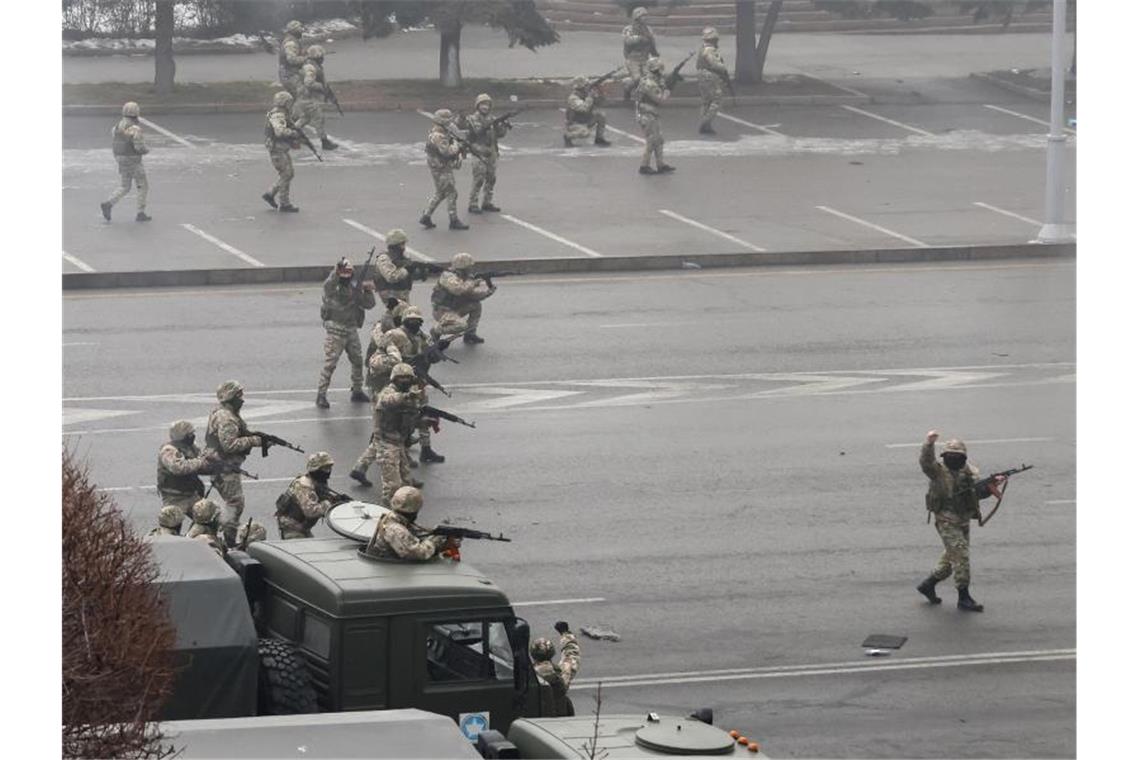 Proteste in Kasachstan: Russland greift ein Sicherheitskräfte während einer sogenannten Antiterroroperation im Einsatz, um die Massenunruhen zu beenden. Foto: Valery Sharifulin/TASS/dpa