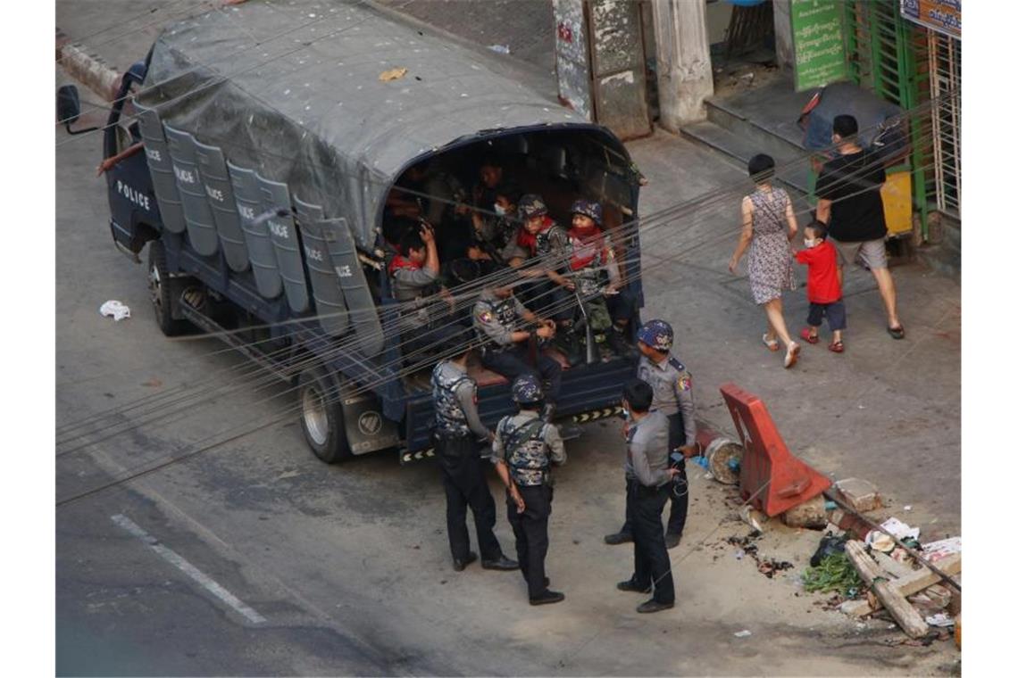 Kritik und Sanktionsforderungen nach Eskalation in Myanmar Sicherheitskräfte zeigen in Yangon Präsenz. Foto: Uncredited/AP/dpa