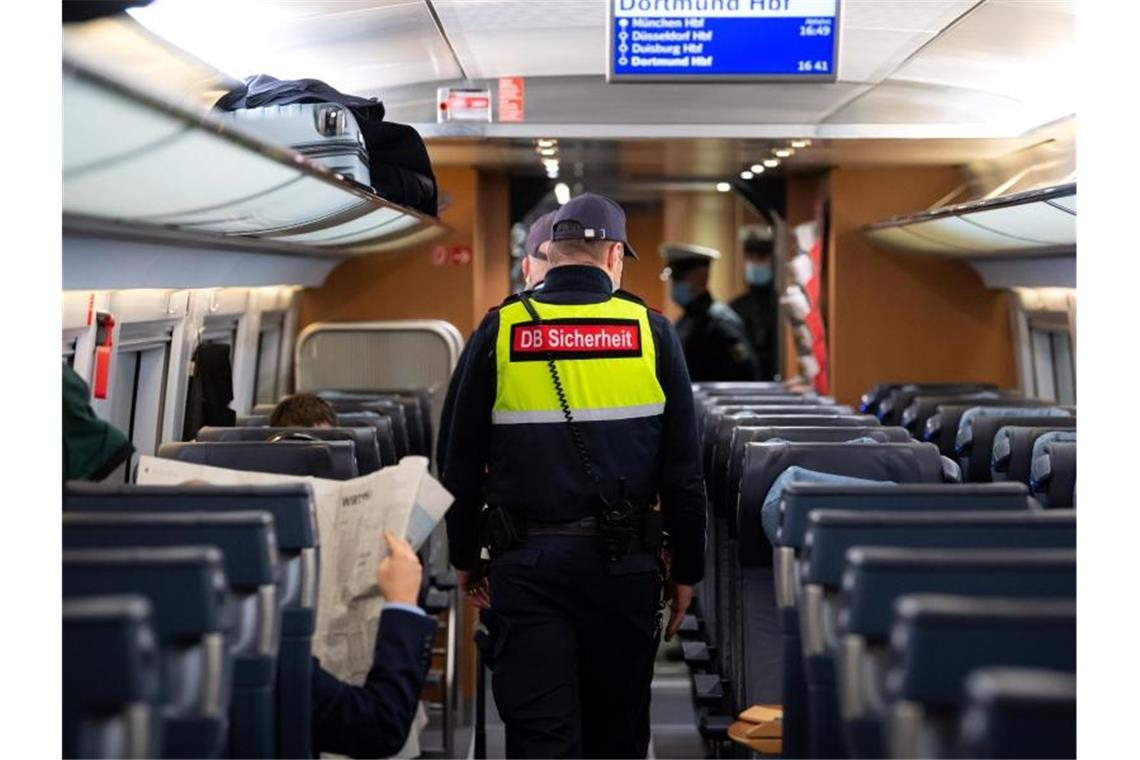 Sicherheitsmitarbeiter der Deutschen Bahn kontrollieren die Einhaltung der Maskenpflicht. Foto: Sven Hoppe/dpa