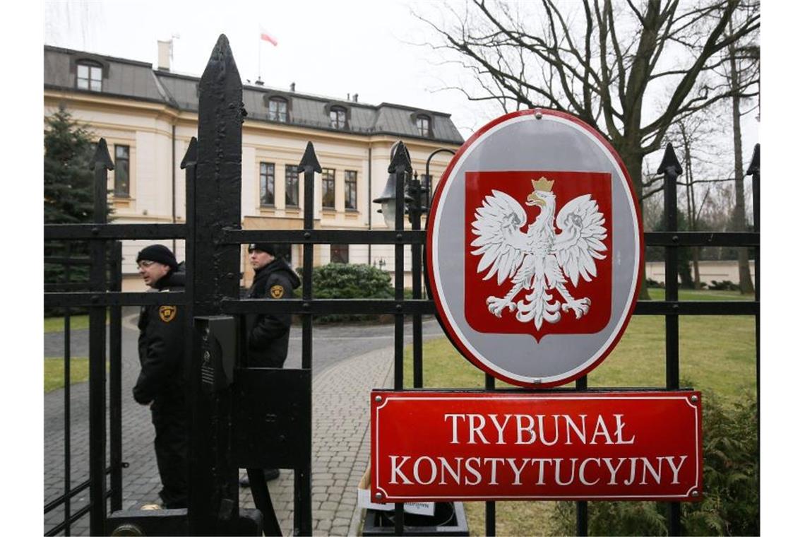 Neues Verfahren gegen Polen: Streit um Rechtsstaat eskaliert Sicherheitspersonal am Tor des polnischen Verfassungsgerichts in Warschau. Foto: Pawel Supernak/PAP/dpa