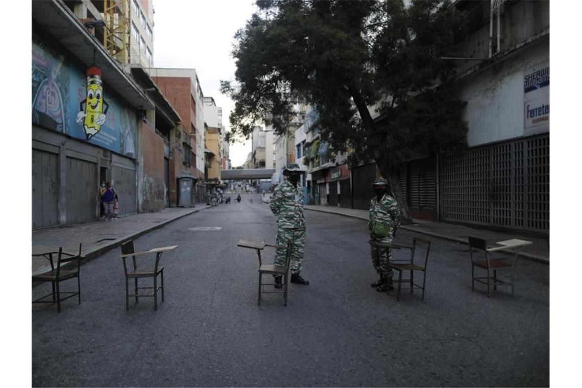 Sicherheitspersonal in Caracas bewacht eine Wahlstation. Mitten in einer schweren politischen und wirtschaftlichen Krise wählen die Venezolaner am 6. Dezember ein neues Parlament. Foto: Ariana Cubillos/AP/dpa