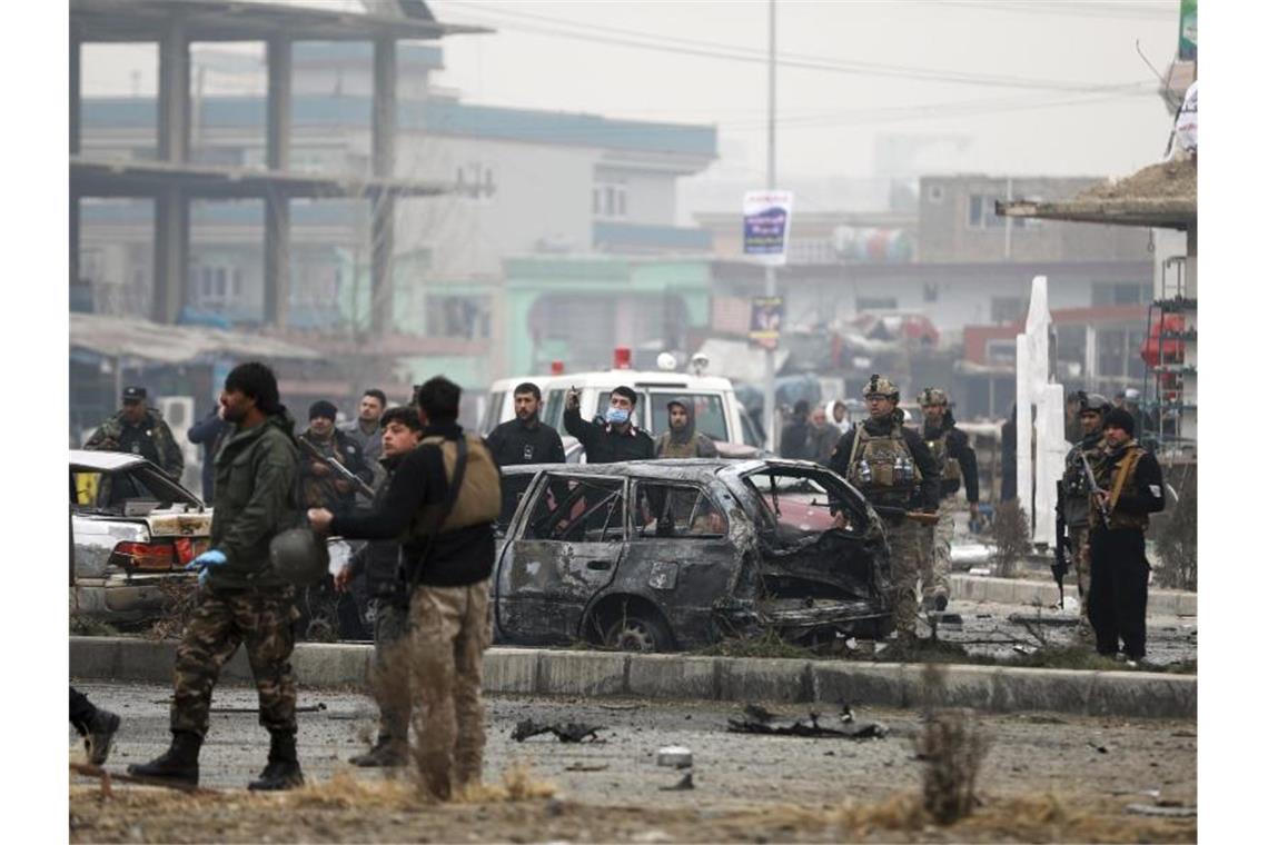 Sicherheitspersonal inspiziert im Dezember 2020 den Ort eines Bombenanschlags in der afghanischen Hauptstadt Kabul. Foto: Rahmat Gul/AP/dpa