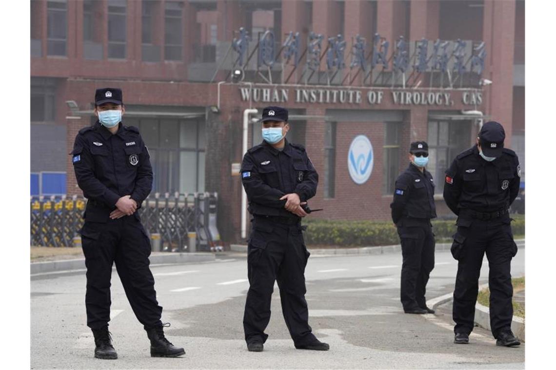 Sicherheitspersonen stehen vor dem Eingang des Wuhan Instituts für Virologie (WIV. (Archivbild). Foto: Ng Han Guan/AP/dpa