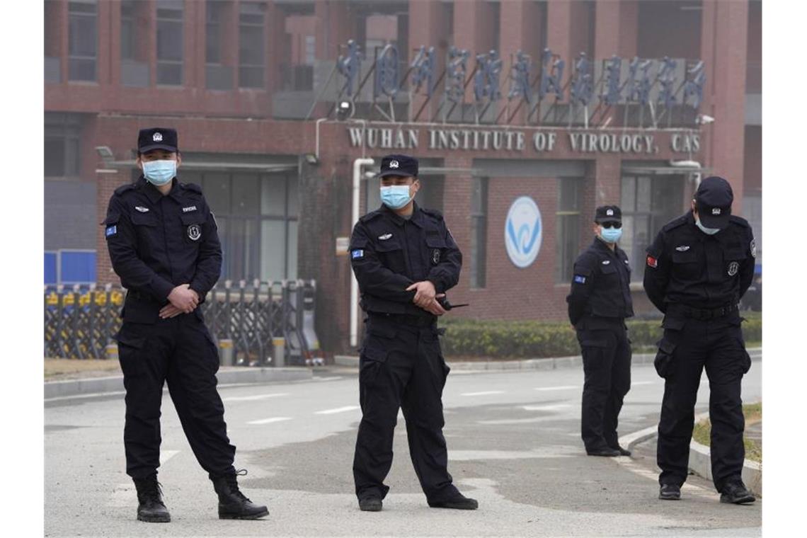 Coronavirus kommt wahrscheinlich vom Tiermarkt in Wuhan Sicherheitspersonen stehen vor dem Eingang des Wuhan Instituts für Virologie (WIV. (Archivbild). Foto: Ng Han Guan/AP/dpa
