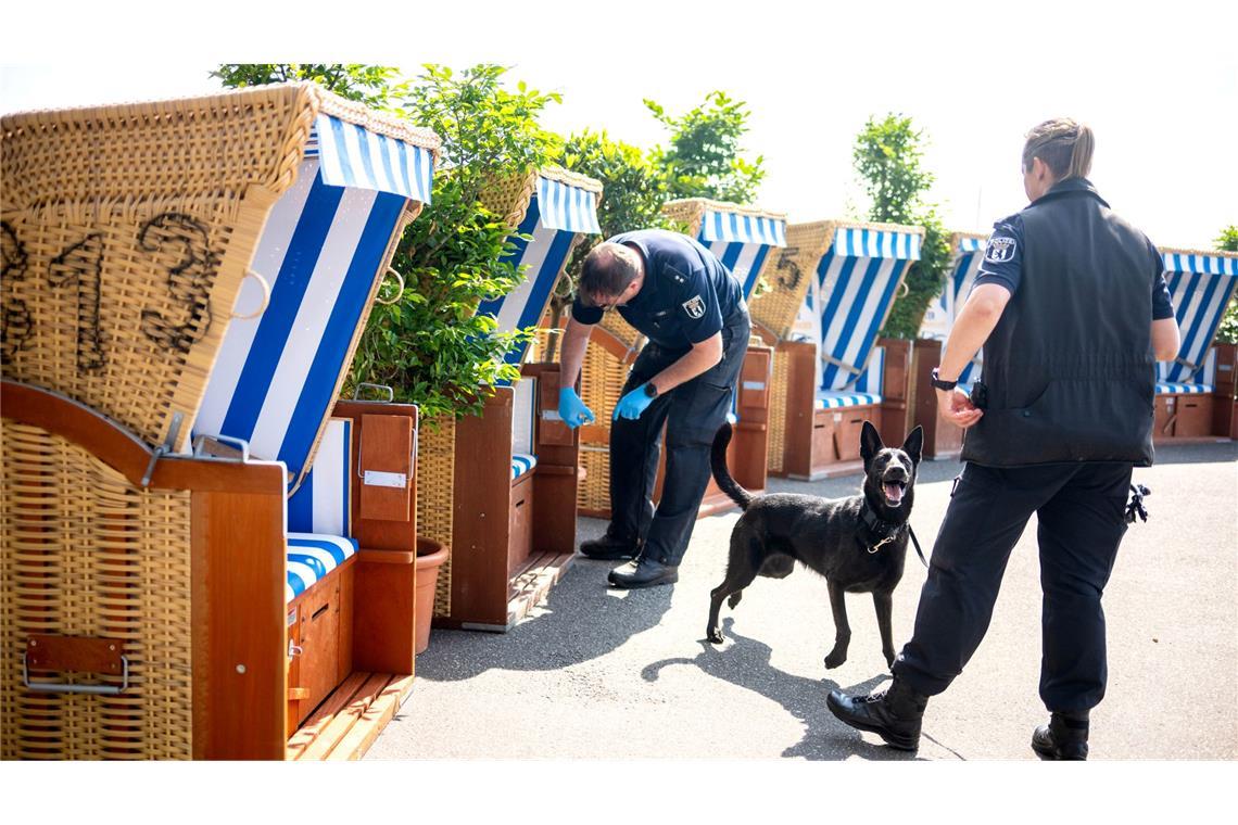 Bilder des Tages Sicherheitsvorkehrungen: Einsatzkräfte der Polizei kontrollieren die Strandkörbe vor dem Eingang zum Austragungsort der Innenministerkonferenz .