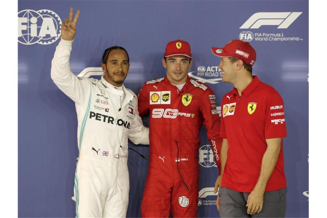 Sicherte sich die Pole vor Lewis Hamilton (l) und Sebastian Vettel (r) die Pole Position in Singapur: Charles Leclerc (M). Foto: Vincent Thian/AP
