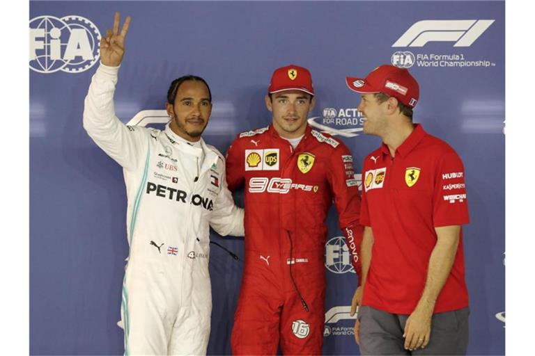 Sicherte sich die Pole vor Lewis Hamilton (l) und Sebastian Vettel (r) die Pole Position in Singapur: Charles Leclerc (M). Foto: Vincent Thian/AP