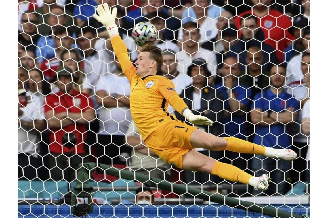 Nach Krimi gegen Dänemark: England folgt Italien ins Finale Sicherte sich einen nationalen Rekord: England-Keeper Jordan Pickford. Foto: Andy Rain/Pool EPA/AP/dpa