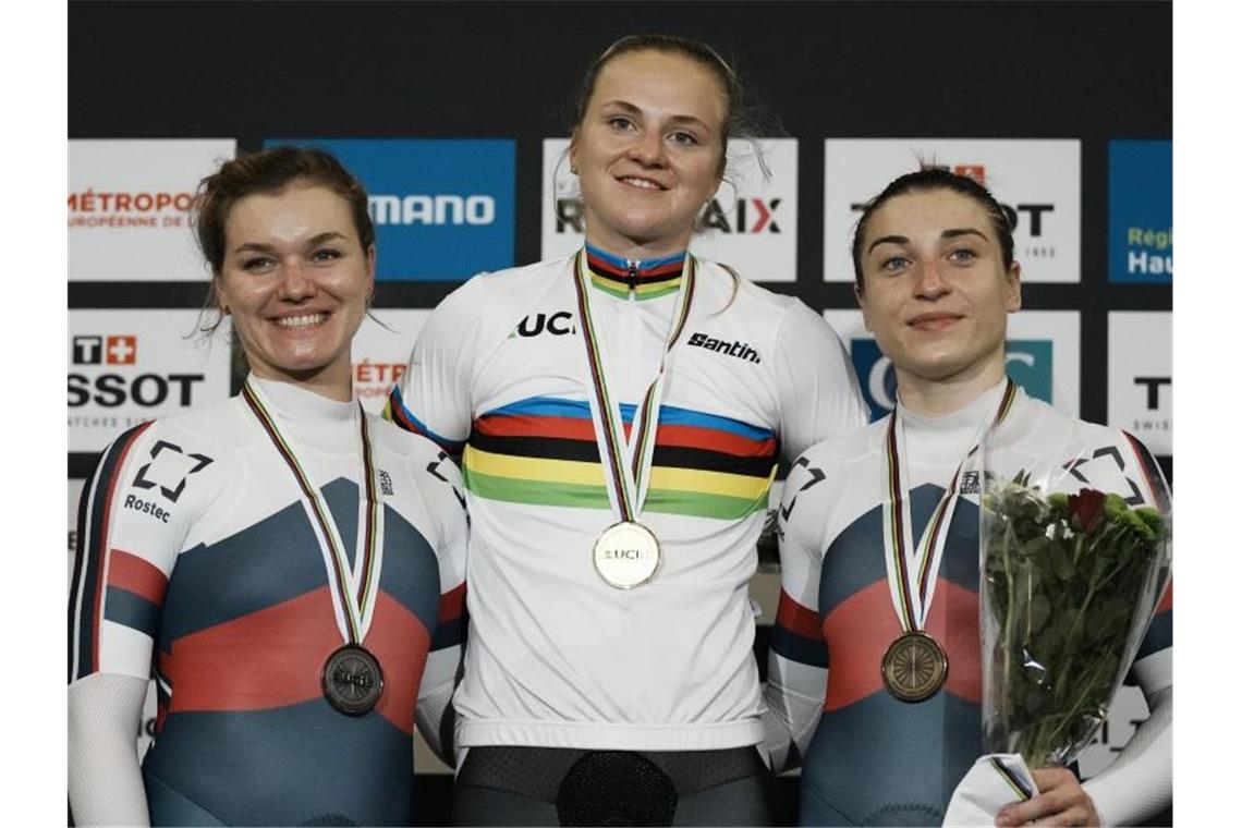Goldener Bahnrad-Samstag: Friedrich und Brennauer siegreich Sicherte sich ihren zweiten Titel und die insgesamt dritte Medaille: Lea Sophie Friedrich (M). Foto: Thibault Camus/AP/dpa