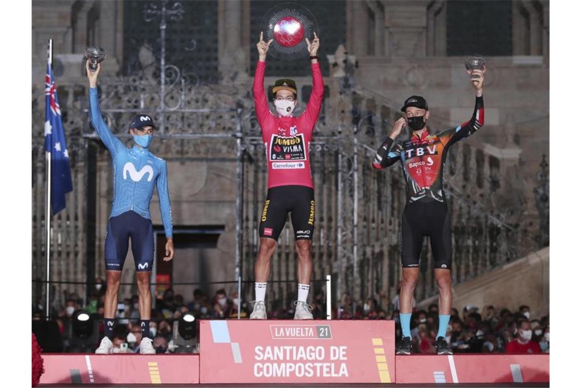 Vuelta-Hattrick für Olympiasieger Roglic: „Habe es genossen“ Sicherte sich seinen dritten Vuelta-Gesamtsieg in Serie: Primoz Roglic (M). Foto: Luis Vieira/AP/dpa