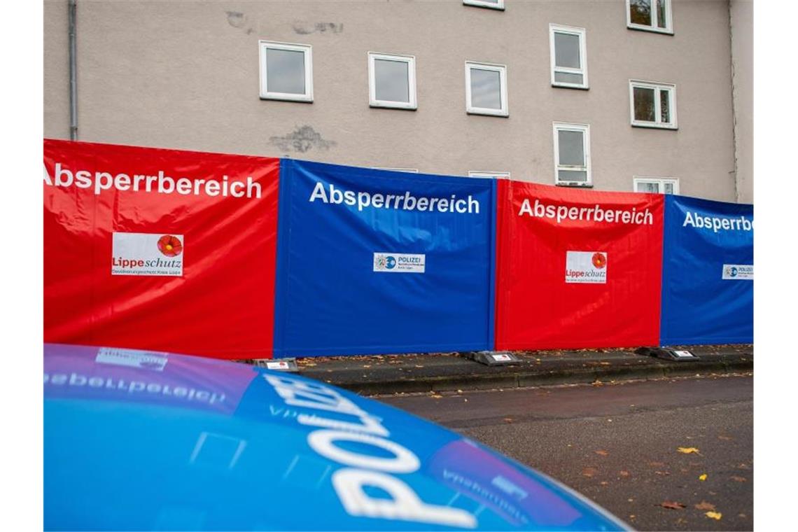 Sicht- und Zutrittssperren vor dem Haus, wo eine 15-Jährige ihren dreijährigen Halbbruder mit einem Messer getötet haben soll. Foto: Guido Kirchner/dpa