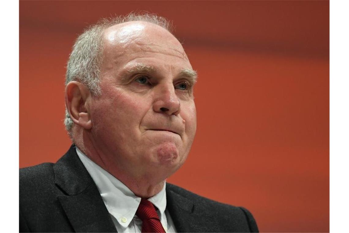 Angriffsmodus nach Abdanken: Hoeneß geht auf „Krakeeler“ los Sichtlich gerührt reagierte Hoeneß auf seine Begrüßung bei der Jahreshauptversammlung des FC Bayern München. Foto: Sven Hoppe/dpa