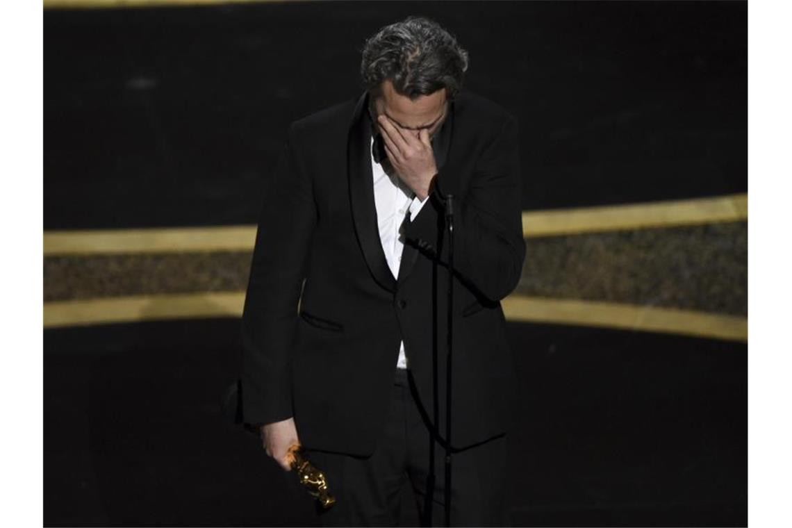 Vier Oscars für südkoreanische Satire „Parasite“ Sichtlich gerührt über die Auszeichnung: Schauspieler Joaquin Phoenix. Foto: Chris Pizzello/Invision/AP/dpa