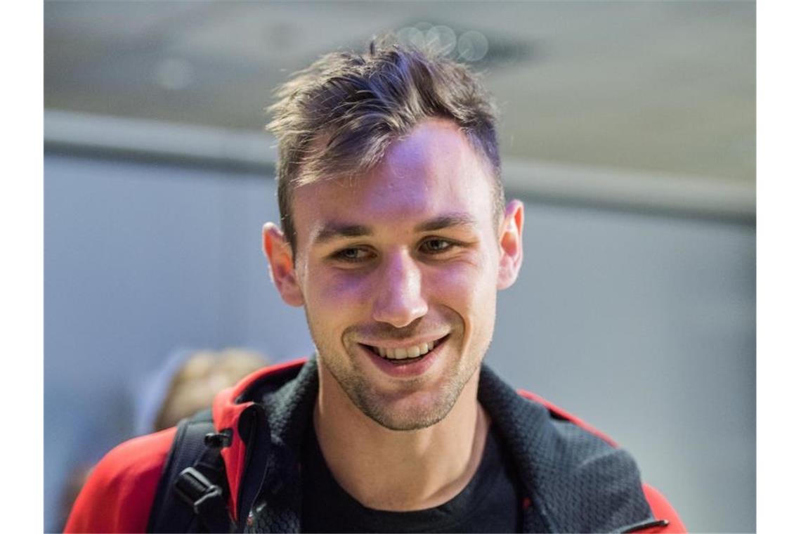 Kaul: „Werde mal ein, zwei Tage durchschlafen müssen“ Sichtlich müde und glücklich: Niklas Kaul bei seinem Empfang auf dem Flughafen. Foto: Andreas Arnold/dpa