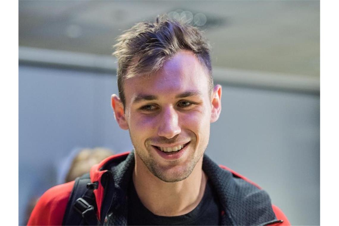 Sichtlich müde und glücklich: Niklas Kaul bei seinem Empfang auf dem Flughafen. Foto: Andreas Arnold/dpa