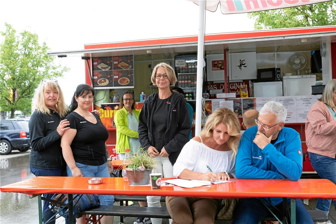 Sie bedienen ihre Kunden am Grillhexle-Stand auf dem Toom-Baumarkt-Gelände in der Weissacher Straße in Backnang (von links im schwarzen Oberteil): Betreiberin Harriet Wünsch, Gisela „Gisi“ von Au und Carmen Elke. Foto: Alexander Becher