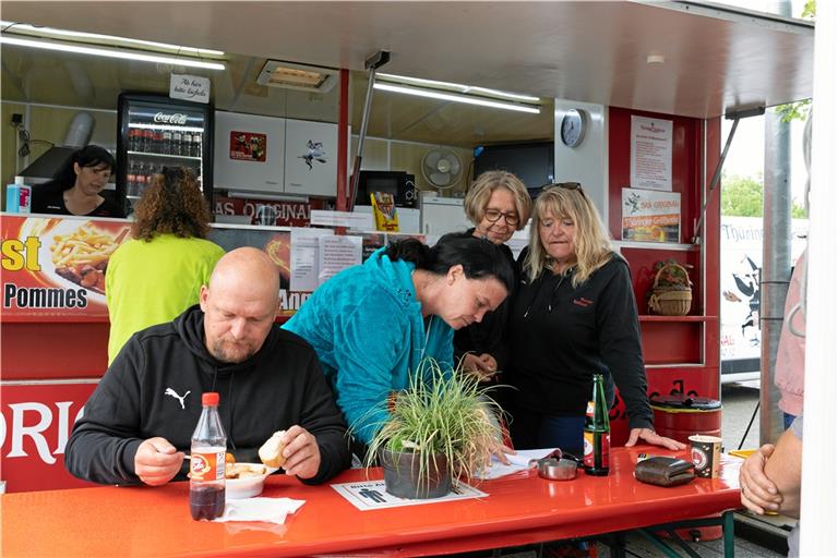 Sie bedienen ihre Kunden auch am neuen „Grillhexle“-Stand auf dem „Bikes’n’Boards“-Gelände (hinten von rechts): Harriet Wünsch und Carmen Elke. Archivfoto: Alexander Becher