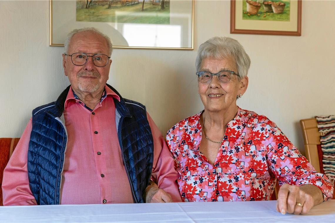 Sie besiegelten ihre Verlobung 1959 auf einer Bank sitzend im Ötztal: Jürgen und Helga Metscher sind seit 60 Jahren verheiratet. Foto: A. Becher