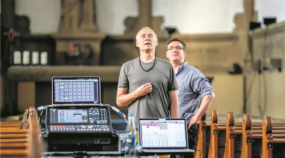 Sie bewegen sich mit ihrer Arbeit im Spannungsfeld zwischen Klang und Architektur: Sam Auinger (links) und Hannes Strobl bei der Arbeit an ihrem „Drehmoment“-Beitrag. Fotos: A. Becher