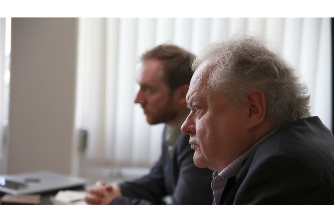 Sie brauchen dringend einen Fahndungserfolg: Staatsanwalt Froese (Wolf Danny Homann) und LKA Präsident (Heinz Rudolf Kunze, re.).