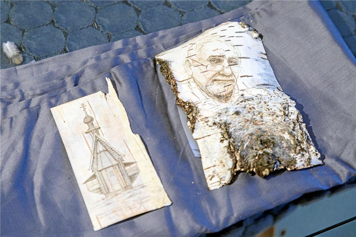 Ukrainische Künstlerin hat Kreativität als Lebenselixier Sie experimentiert auch mit anderen Techniken und Materialien – beispielsweise mit Birkenholz, in die Zeichnungen geritzt werden.