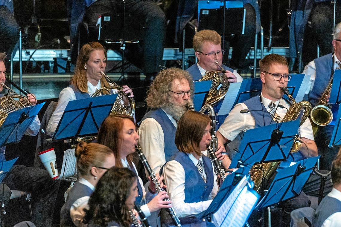 Ein Auftritt mit lauter Höhepunkten Sie geben alles: Musiker des Städtischen Blasorchesters beim Konzert. Foto: A. Becher