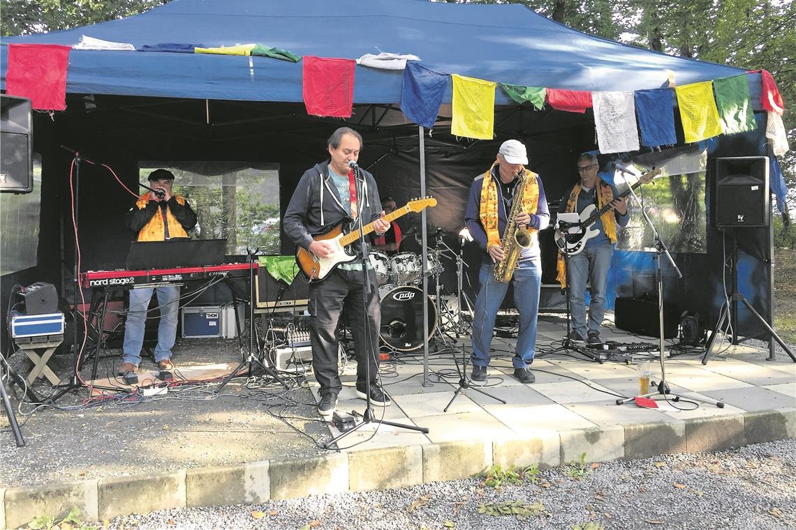 Sie geben wieder einmal ein Konzert zugunsten armer Menschen in Nepal: Die Musiker der Band Crosstalk. Auftrittsort ist das Backnanger Waldheim. Foto: privat