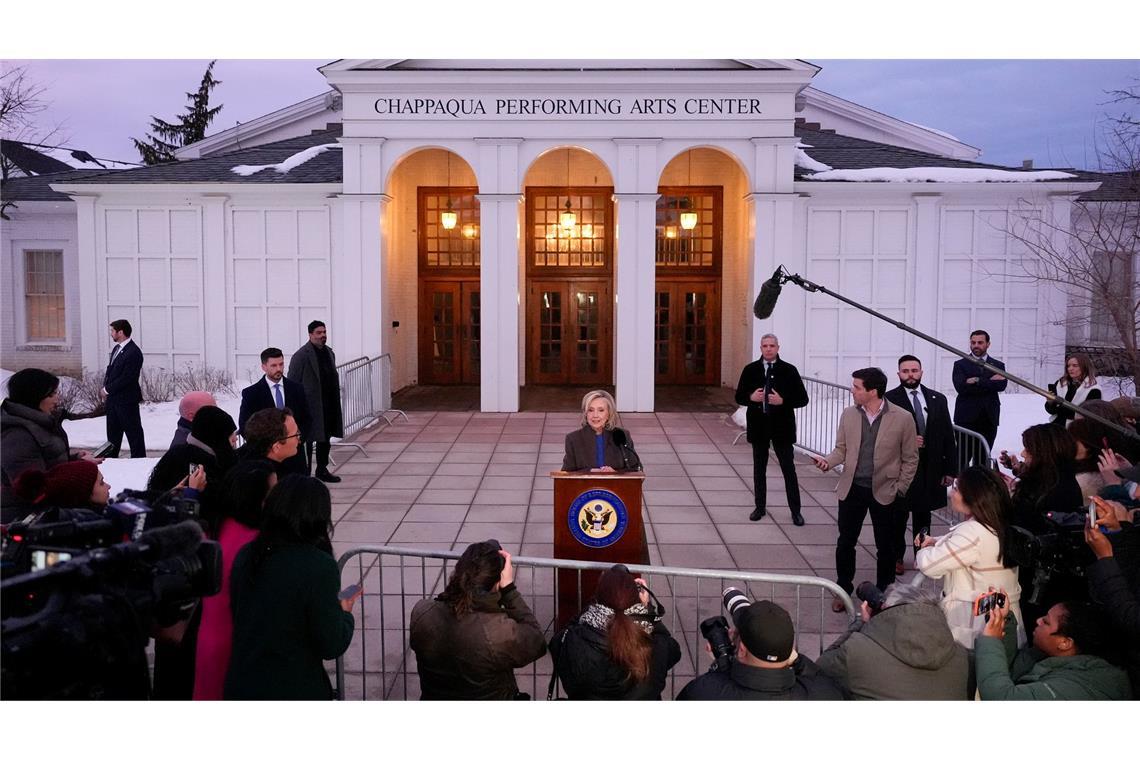 Sie habe Epstein nie getroffen, sagt die ehemalige Außenministerin Hillary Clinton nach ihrer Befragung vor Journalisten.