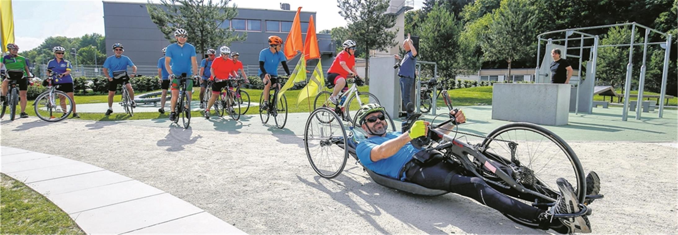 In sieben Tagen mit dem Rad nach Vanosc Sie haben eine anstrengende, aber auch landschaftlich reizvolle Tour vor sich: Freizeitsportler aus Vanosc bei Annonay und aus Backnang. Zwei Begleitautos sind ebenfalls dabei.Foto: A. Becher