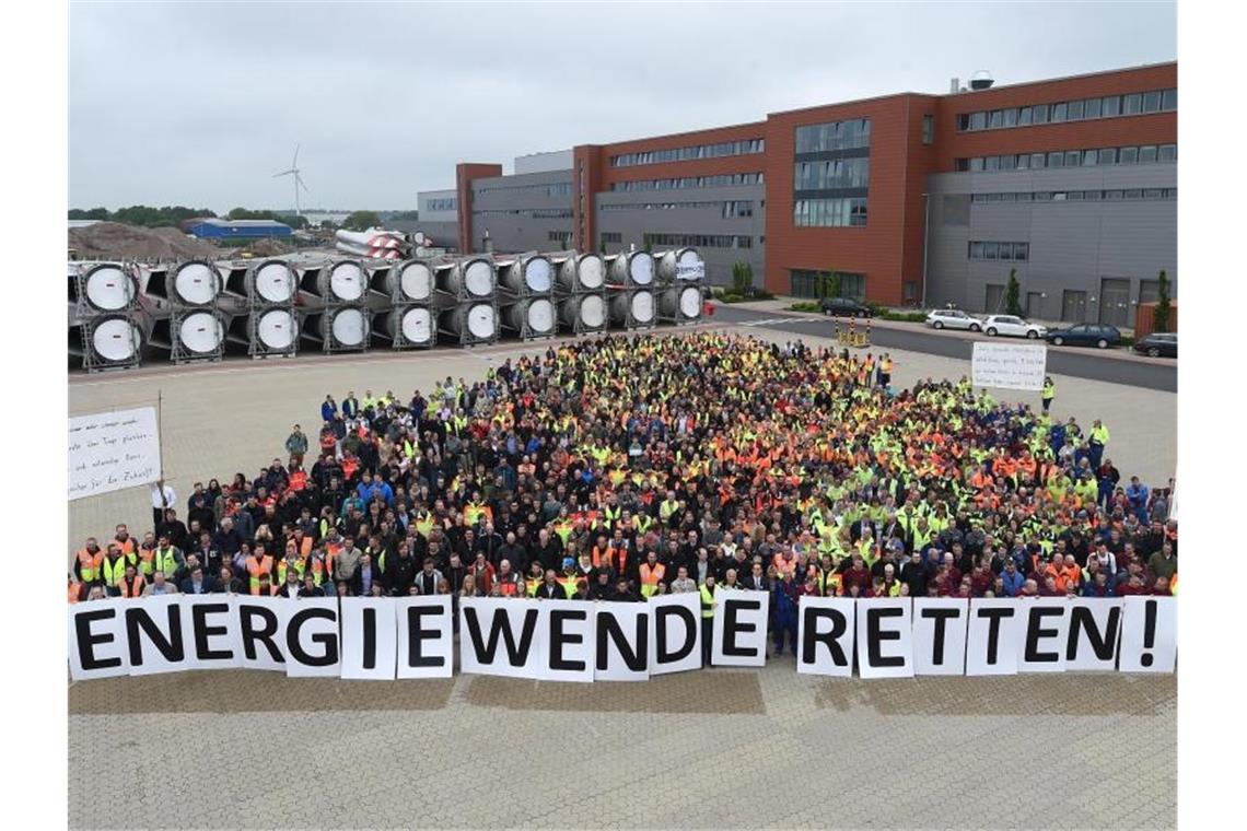 Sie haben es kommen sehen: Bereits im Mai 2016 beteiligten sich Enercon-Beschäftigte mit dem Slogan „Energiewende Retten“ an der bundesweiten Warnminute „5 vor 12“. Foto: Carmen Jaspersen/dpa