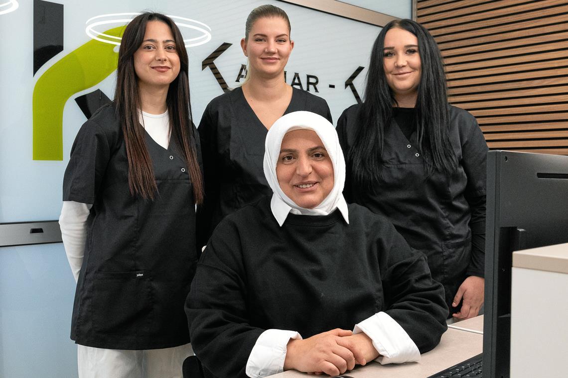 Sie haben gemeinsam entschieden, dass sie samstags eine Sprechstunde anbieten: Internistin Fatma Kaynar-Köse (vorne) und ihr Team: Sekure Aynur (von links), Luana Adler und Michele Nägele. Foto: Alexander Becher