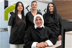 Sie haben gemeinsam entschieden, dass sie samstags eine Sprechstunde anbieten: Internistin Fatma Kaynar-Köse (vorne) und ihr Team: Sekure Aynur (von links), Luana Adler und Michele Nägele. Foto: Alexander Becher