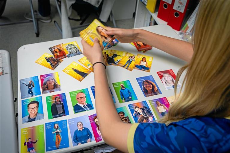 Sie haben nicht nur die Idee zu der Kartenaktion gehabt, sondern auch selbst fleißig gesammelt und getauscht: Die Siebtklässler präsentieren ihre Lehrersammelkarten. Fotos: Alexander Becher