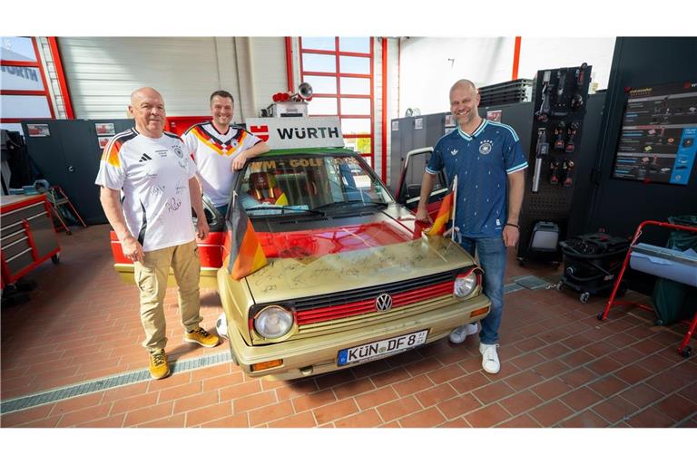 Sie haben schon die passenden Trikots, der Golf auch Tüv: Fabian Bergmann (rechts) mit Techniker Uwe Thom (links) und seinem Schwager Steffen Kurz.