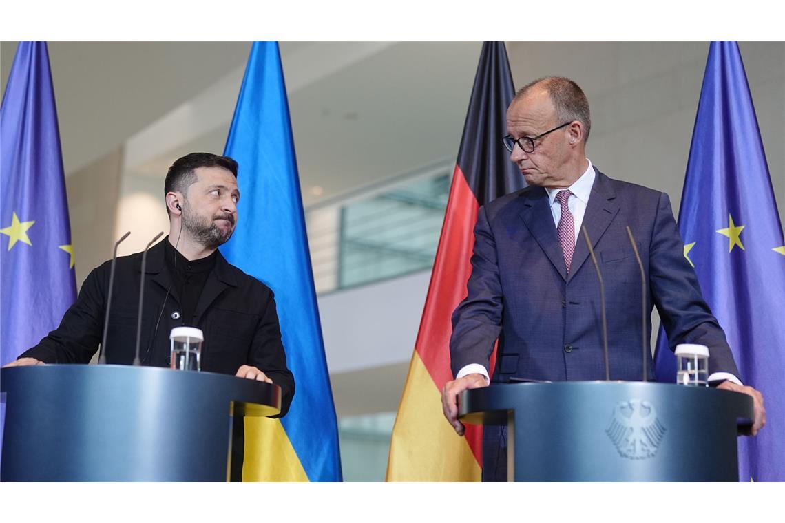 Auge in Auge: Wie Merz und Selenskyj als Freunde auftreten Sie haben sich gegenseitig im Blick: der ukrainische Präsident Wolodymyr Selenskyj und Kanzler Friedrich Merz.