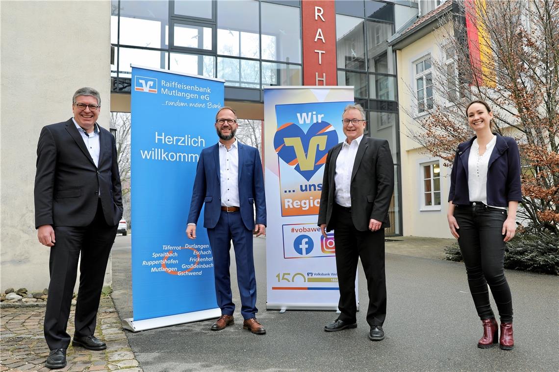 VR-Bank Schwäbischer Wald geplant Sie haben über die angestrebte Fusion informiert: Oliver Seibold (von links), Thomas Bareiß (beide Raiffeisenbank Mutlangen), Karl-Thomas Starke und Daniela Nirk (beide Volksbank Welzheim). Foto: B. Büttner