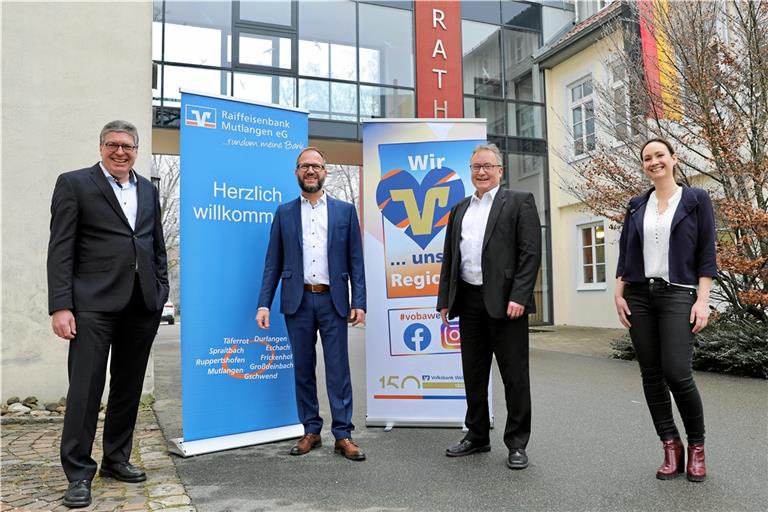 Sie haben über die angestrebte Fusion informiert: Oliver Seibold (von links), Thomas Bareiß (beide Raiffeisenbank Mutlangen), Karl-Thomas Starke und Daniela Nirk (beide Volksbank Welzheim). Foto: B. Büttner
