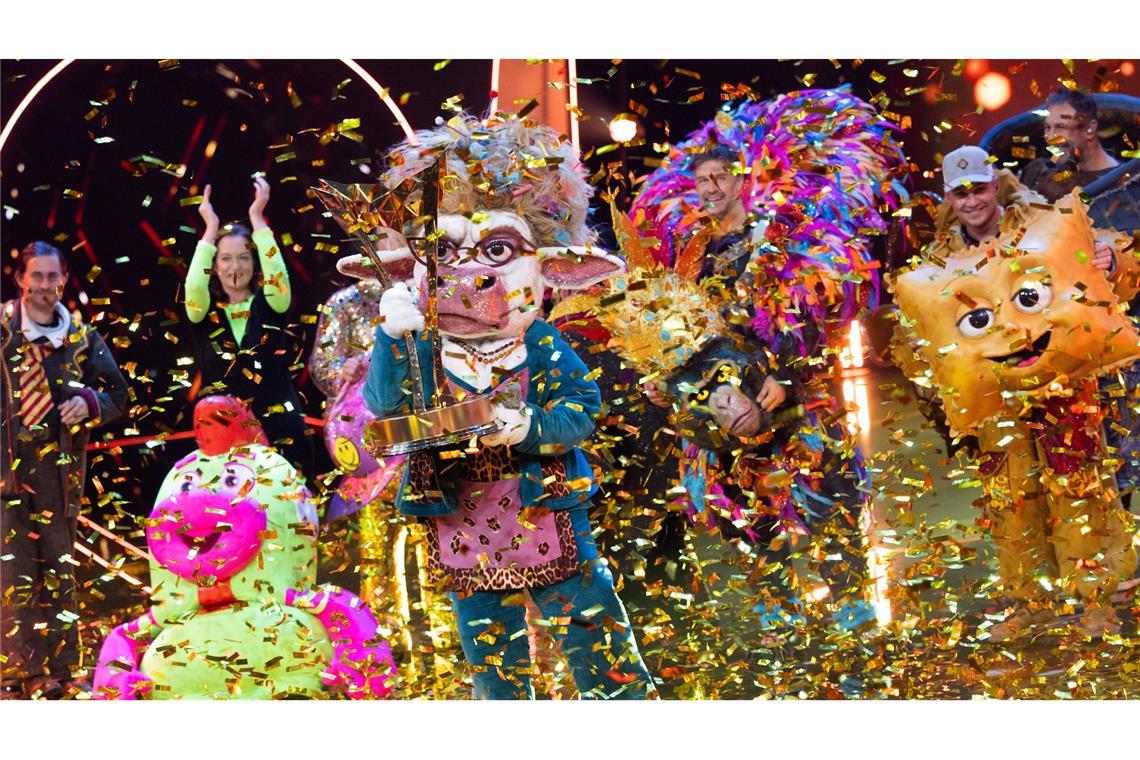 Sie hat gewonnen: Die maskierte Sängerin "Muuhnika" (Mitte).