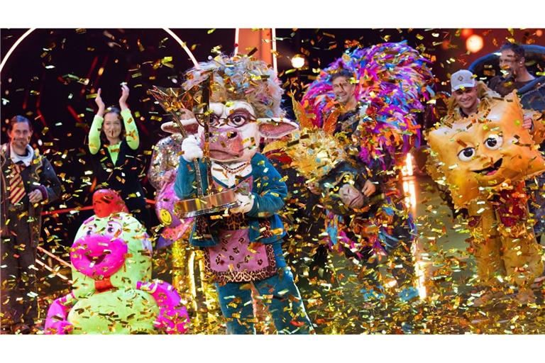 Sie hat gewonnen: Die maskierte Sängerin "Muuhnika" (Mitte).